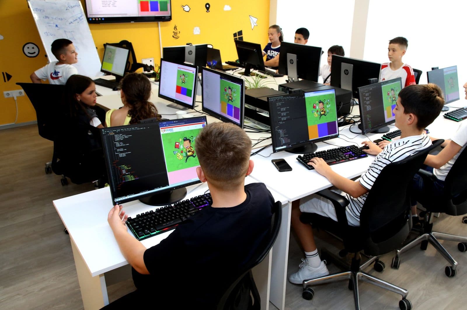 Nxënës duke shkruar kod në një orë të Romb Academy, me faqet e tyre të internetit të hapura në ekrane