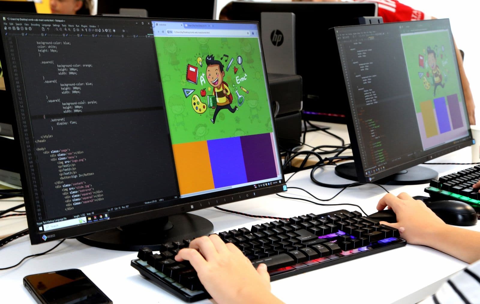 Pamje nga afër e ekranit të një nxënësi: kodi HTML dhe CSS majtas, faqja e përfunduar djathtas